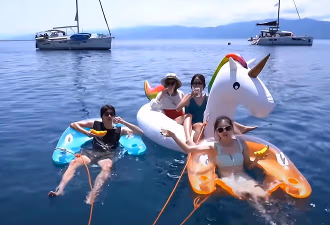 焦恩俊女兒坐遊艇出海,與閨蜜們穿泳衣秀身材,滿屏都是大長腿