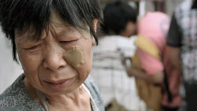 婆婆拿走兒媳月嫂費去旅遊,結果兒子被凈身出戶,婆婆後悔不已