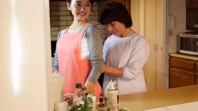 婆婆拿走兒媳月嫂費去旅遊,結果兒子被凈身出戶,婆婆後悔不已