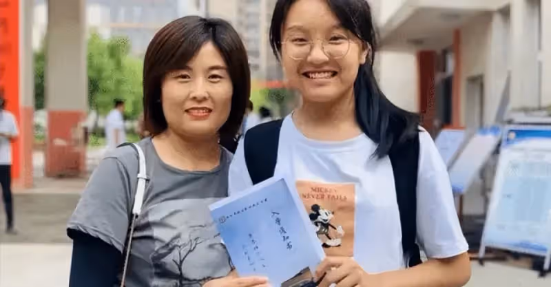 「考上也不會有出息」女兒拿到大學通知書，親戚的反應戳痛人心