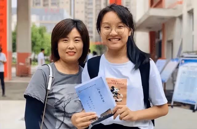 「考上也不會有出息」女兒拿到大學通知書,親戚的反應戳痛人心
