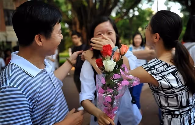 「考上也不會有出息」女兒拿到大學通知書,親戚的反應戳痛人心