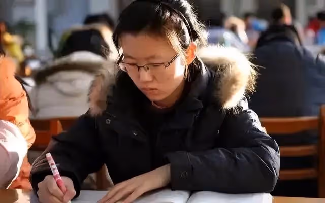 「考上也不會有出息」女兒拿到大學通知書,親戚的反應戳痛人心