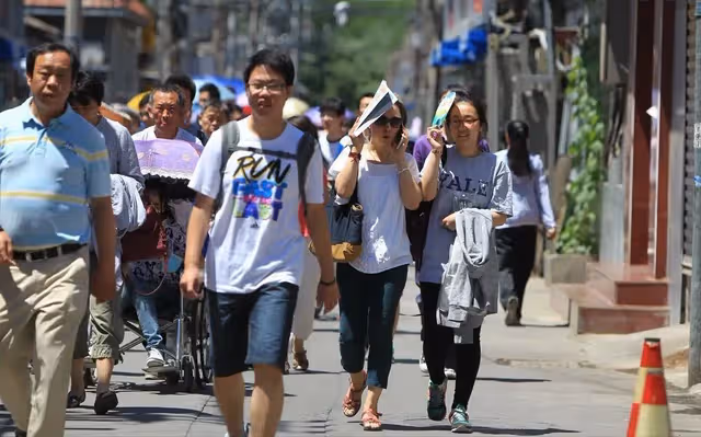 「考上也不會有出息」女兒拿到大學通知書,親戚的反應戳痛人心