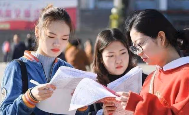 「考上也不會有出息」女兒拿到大學通知書,親戚的反應戳痛人心