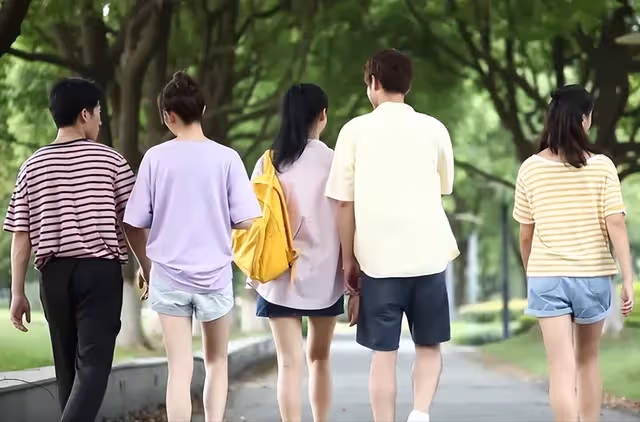 「考上也不會有出息」女兒拿到大學通知書,親戚的反應戳痛人心