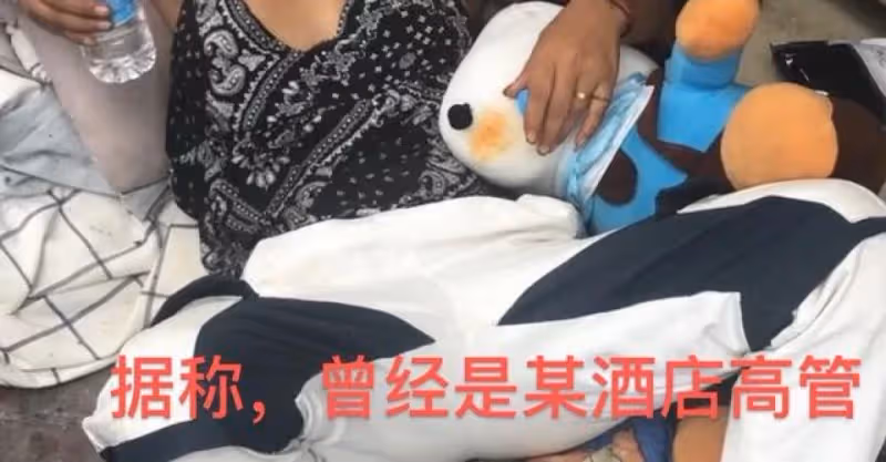女子戴戒指叼香菸流浪，睡在路邊，網友：「她曾是夜場老大」