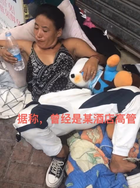 女子戴戒指叼香菸流浪,睡在路邊,網友:「她曾是夜場老大」