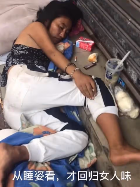 女子戴戒指叼香菸流浪,睡在路邊,網友:「她曾是夜場老大」