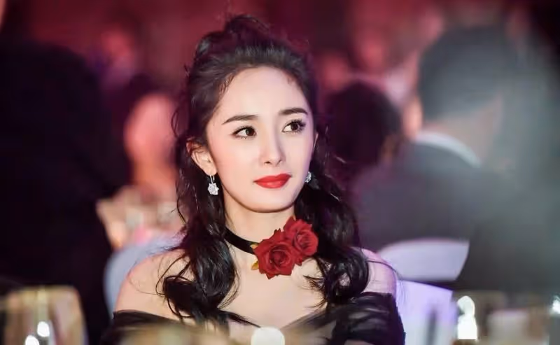 在娛樂圈裡,成龍從來不會,也不敢碰的4位女星:第1位是不好意思,第4位是不敢