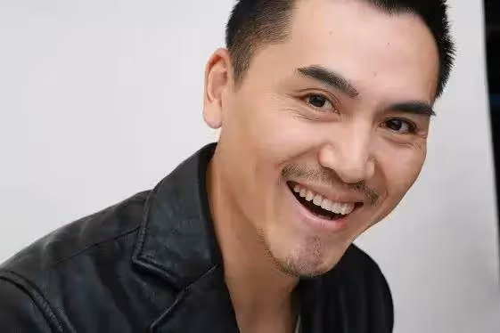 聞名不如見面，盤點明明「一臉彪悍」，名字卻嬌滴滴的6位男星，網友傻眼：反差也太大了！