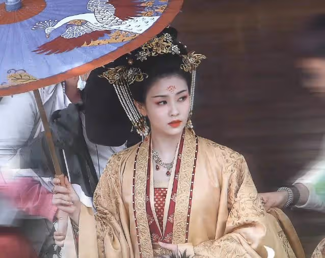 白鹿《寧安如夢》男裝好颯!謝危毛領路透反差大,女二顏值驚艷
