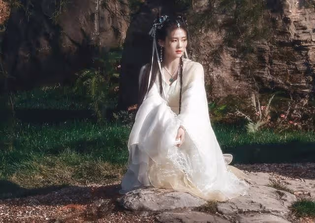 白鹿《寧安如夢》男裝好颯!謝危毛領路透反差大,女二顏值驚艷