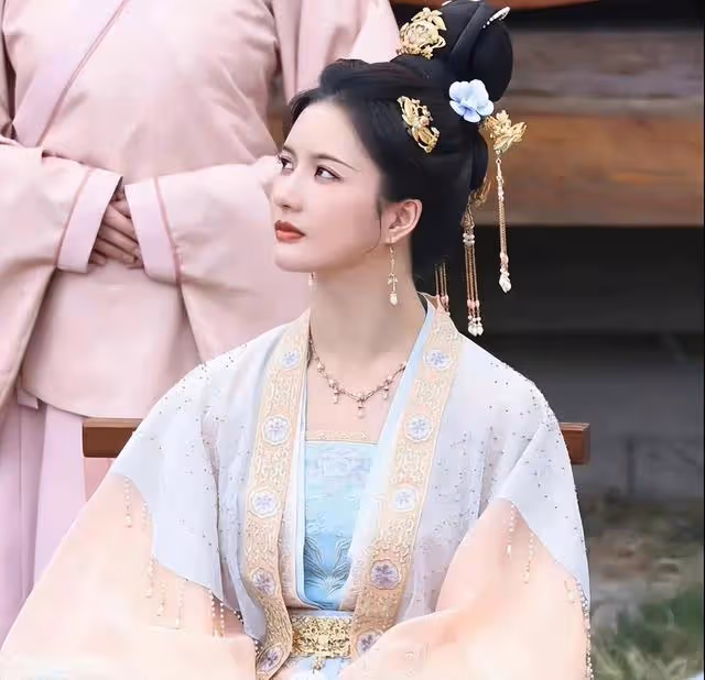 白鹿《寧安如夢》男裝好颯!謝危毛領路透反差大,女二顏值驚艷