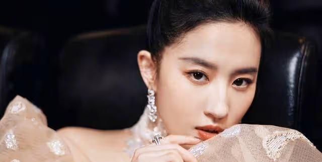 微博之夜紅毯：劉亦菲最美，歐陽娜娜牽手任敏，王一博王俊凱比帥
