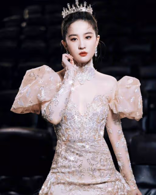 微博之夜紅毯：劉亦菲最美，歐陽娜娜牽手任敏，王一博王俊凱比帥