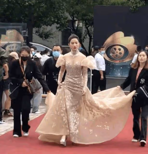 微博之夜紅毯：劉亦菲最美，歐陽娜娜牽手任敏，王一博王俊凱比帥