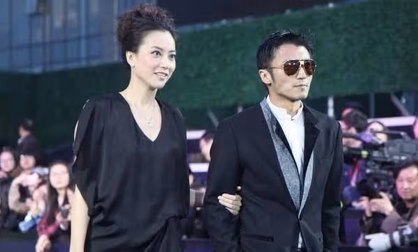 她是超級美女經紀人，和男友分手後得知懷孕，7歲女兒撞臉謝霆鋒
