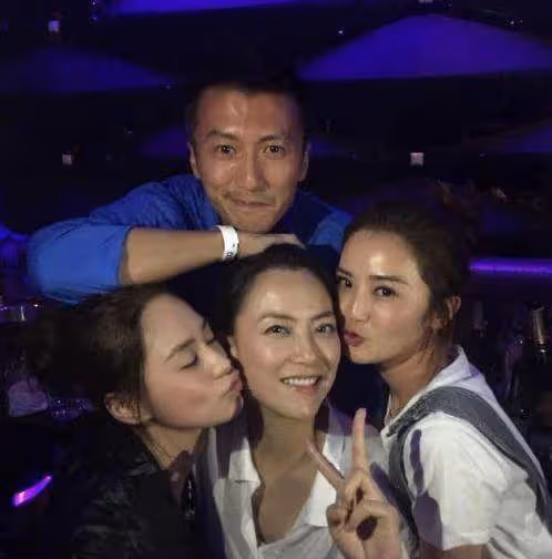 她是超級美女經紀人，和男友分手後得知懷孕，7歲女兒撞臉謝霆鋒