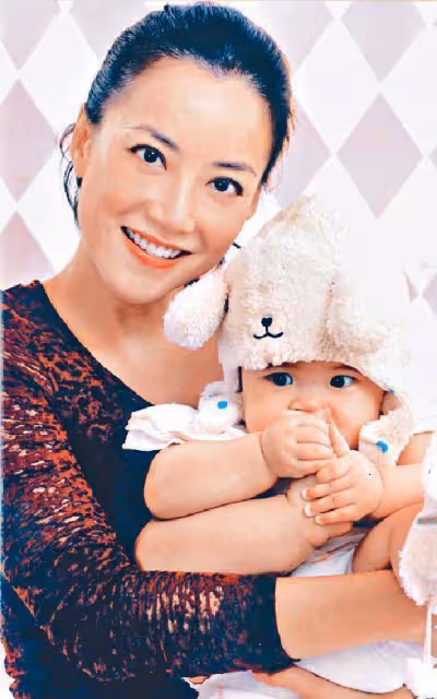 她是超級美女經紀人，和男友分手後得知懷孕，7歲女兒撞臉謝霆鋒