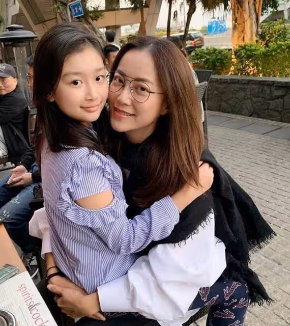 她是超級美女經紀人，和男友分手後得知懷孕，7歲女兒撞臉謝霆鋒