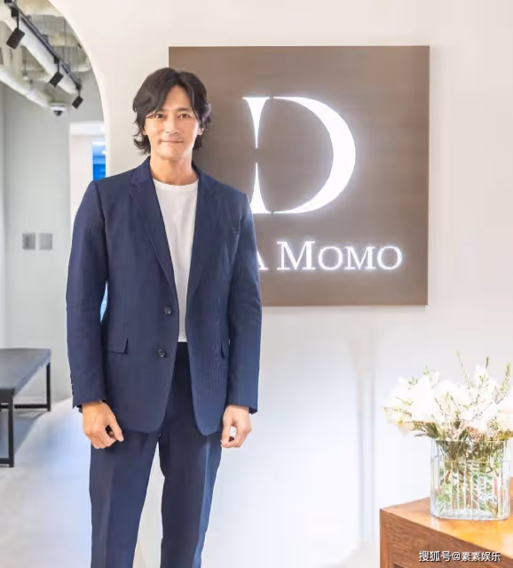 張東健醜聞事件後回歸,與老婆高小英合體亮相,李敏鎬到現場助陣