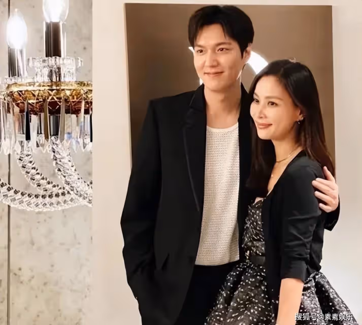 張東健醜聞事件後回歸,與老婆高小英合體亮相,李敏鎬到現場助陣