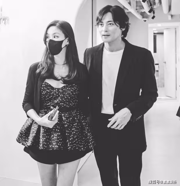 張東健醜聞事件後回歸,與老婆高小英合體亮相,李敏鎬到現場助陣