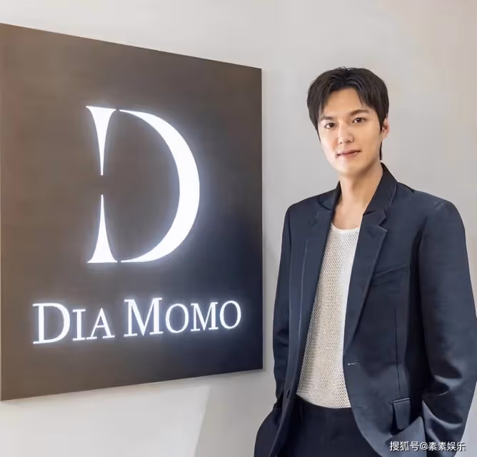 張東健醜聞事件後回歸,與老婆高小英合體亮相,李敏鎬到現場助陣