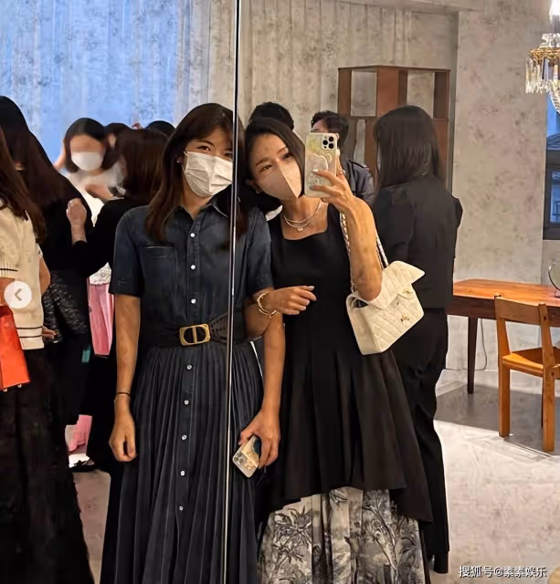 張東健醜聞事件後回歸,與老婆高小英合體亮相,李敏鎬到現場助陣