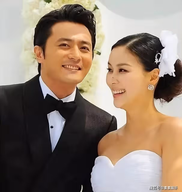 張東健醜聞事件後回歸,與老婆高小英合體亮相,李敏鎬到現場助陣