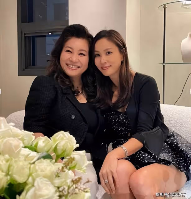 張東健醜聞事件後回歸,與老婆高小英合體亮相,李敏鎬到現場助陣