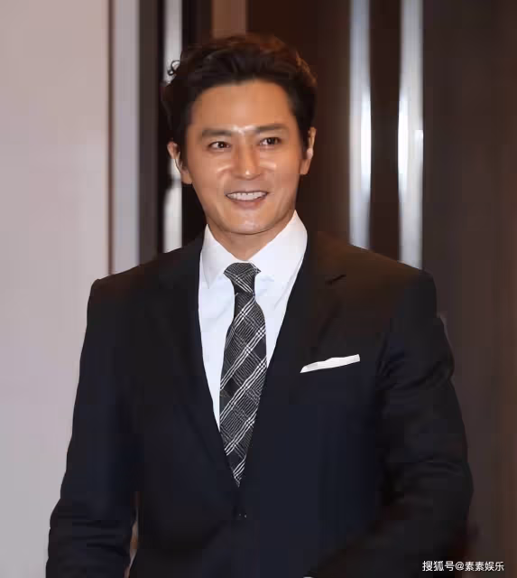 張東健醜聞事件後回歸,與老婆高小英合體亮相,李敏鎬到現場助陣