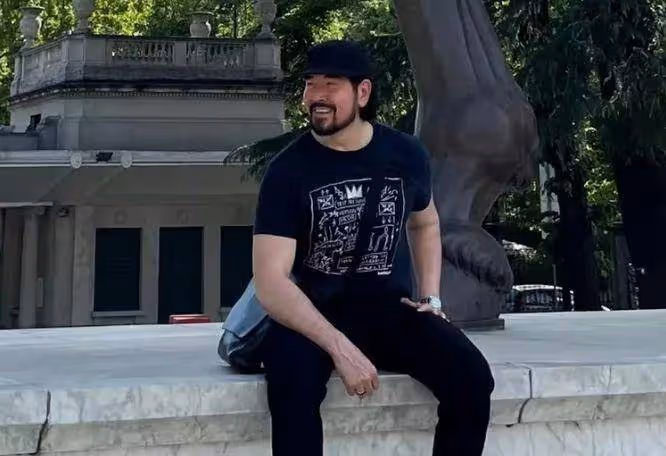 61歲費翔分享國外生活,鬍子拉碴身材發福明顯,模樣大變認不出