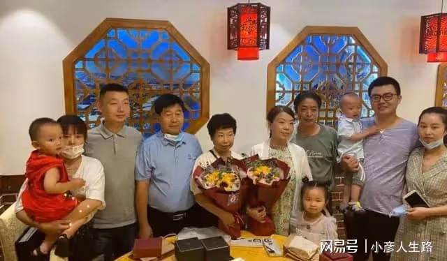 大娘帶孫子下飯店，三石發文要做普通人，田靜和許媽關係出現裂痕