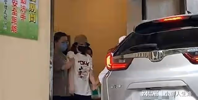 妻子王瞳見艾成最後一面崩潰，雙腿無力靠友人攙扶走出殯儀館
