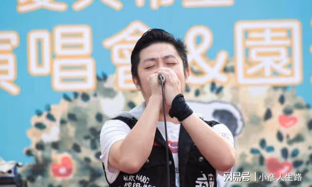 妻子王瞳見艾成最後一面崩潰，雙腿無力靠友人攙扶走出殯儀館