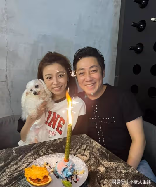 妻子王瞳見艾成最後一面崩潰，雙腿無力靠友人攙扶走出殯儀館