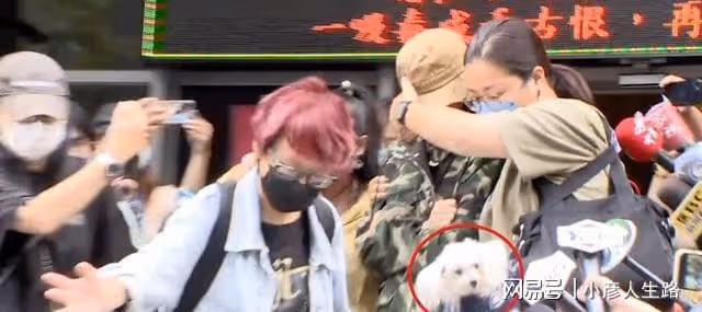 妻子王瞳見艾成最後一面崩潰，雙腿無力靠友人攙扶走出殯儀館