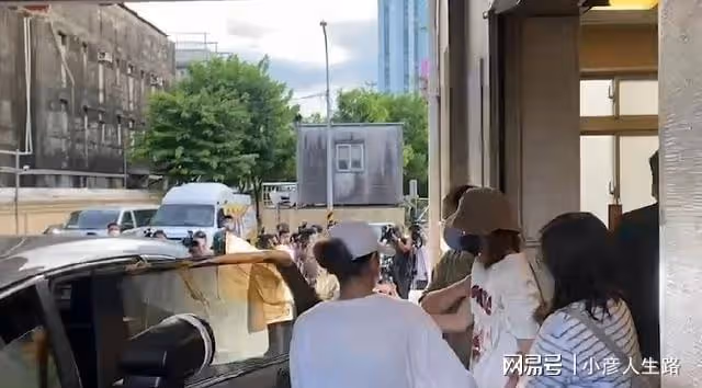 妻子王瞳見艾成最後一面崩潰，雙腿無力靠友人攙扶走出殯儀館