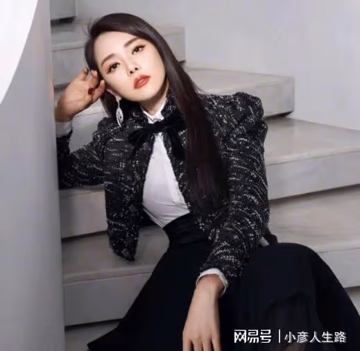 伊能靜曬和兒子庾恩利合照，一身長裙身材優越，與兒子酷似姐弟