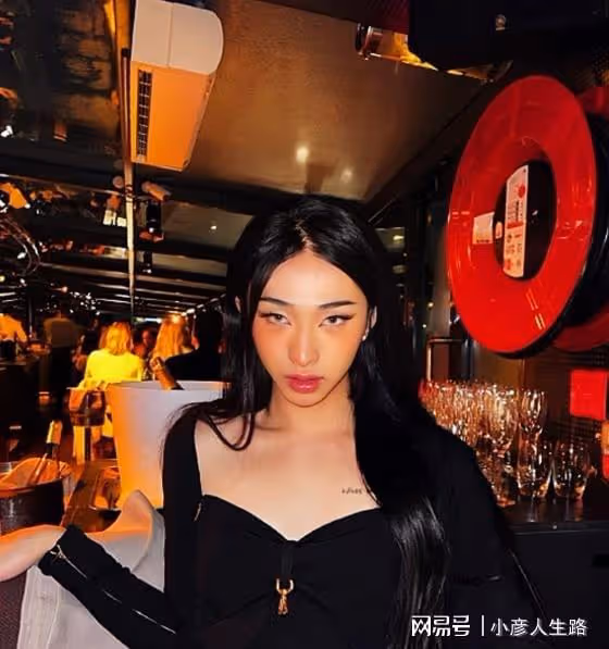 伊能靜曬和兒子庾恩利合照，一身長裙身材優越，與兒子酷似姐弟