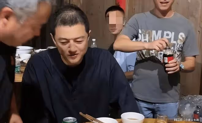 李亞鵬回農村吃酒席被曝光，舉止接地氣尊重老人，與王菲差距大