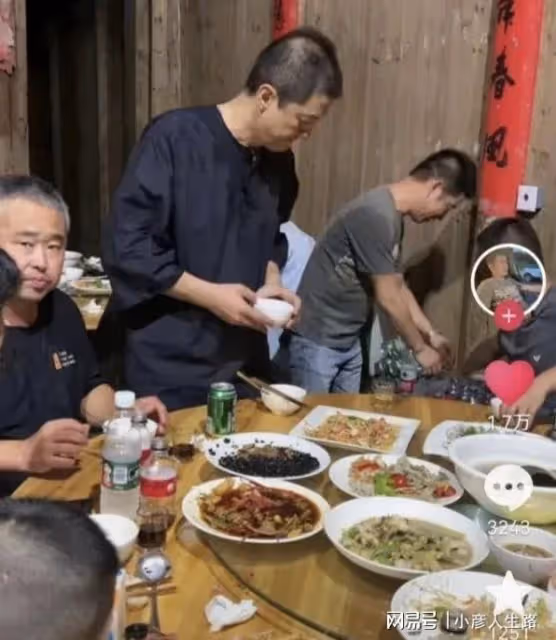 李亞鵬回農村吃酒席被曝光，舉止接地氣尊重老人，與王菲差距大