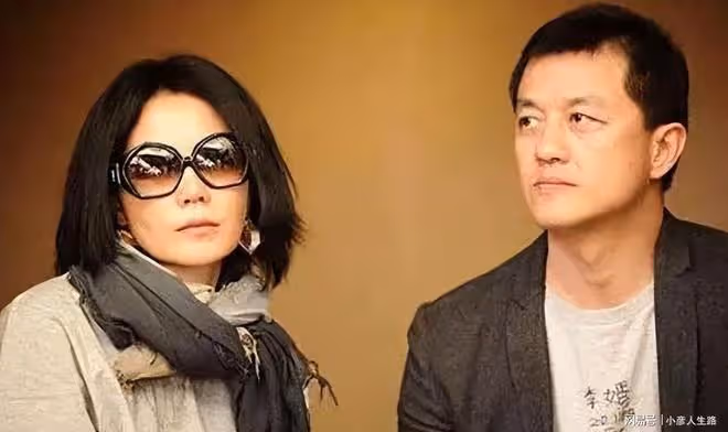 李亞鵬回農村吃酒席被曝光，舉止接地氣尊重老人，與王菲差距大