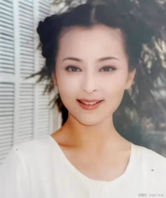 演員何音:花13年捧紅丈夫卻被離婚,如今她還好嗎?