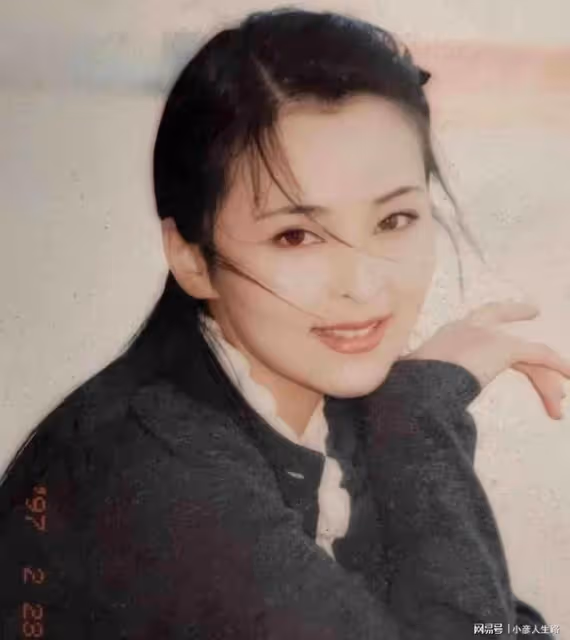 演員何音:花13年捧紅丈夫卻被離婚,如今她還好嗎?