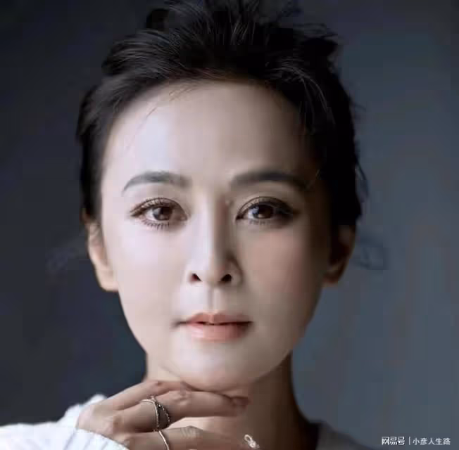 演員何音:花13年捧紅丈夫卻被離婚,如今她還好嗎?