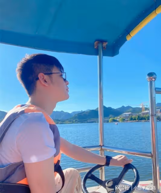 德雲社張雲雷發文，曬開船的照片，一句誰坐我副駕引發熱議