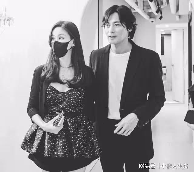 張東健因醜聞沉寂近三年，首度與老婆合體秀恩愛，50歲顏值很能打